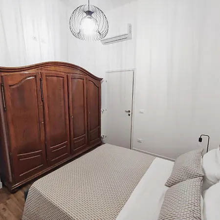 Domus Enea Apartamento *